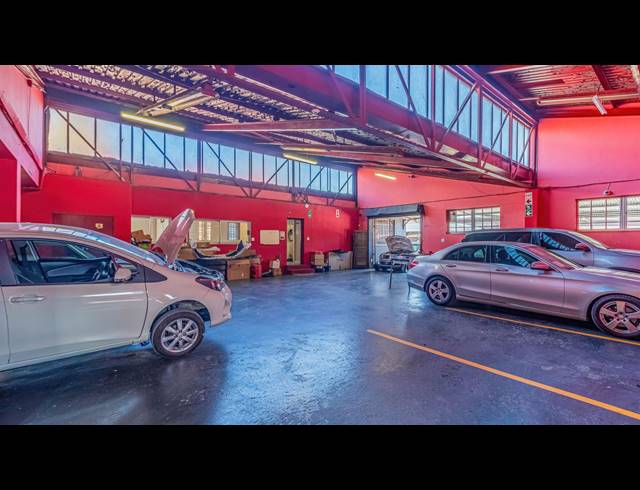 1,963M² FACTORY FOR SALE IN BOOYSENS